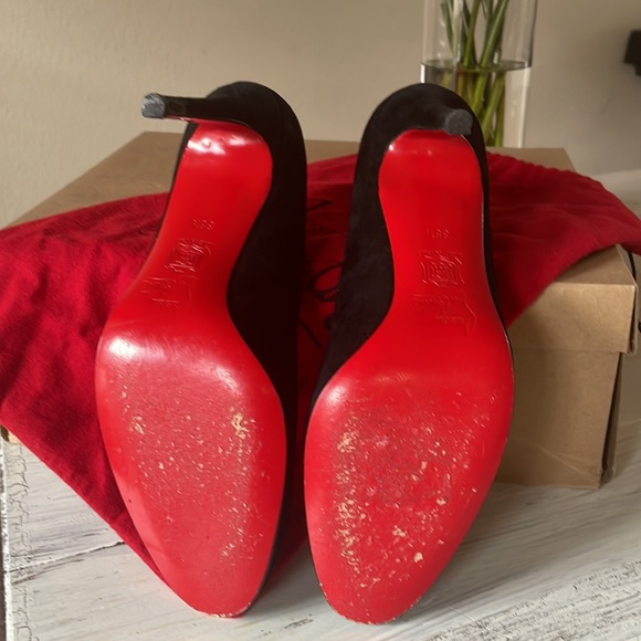 🌺 CHRISTIAN LOUBOUTIN black suede heels. Size 381/2. - Picture 4 of 7